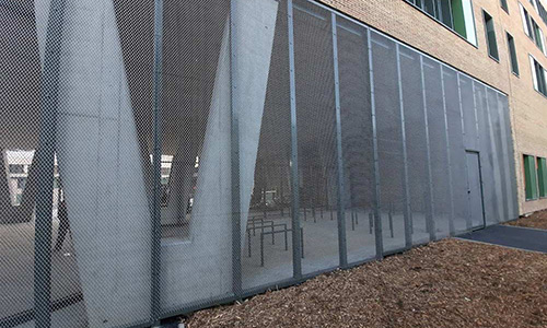 Partitions in metal mesh